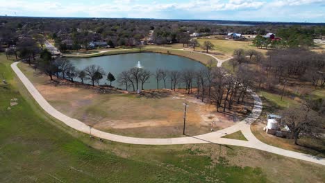 Vuelo-Aéreo-Sobre-Pong-Dentro-Del-Parque-Double-Tree-Ranch-En-Highland-Village-Texas