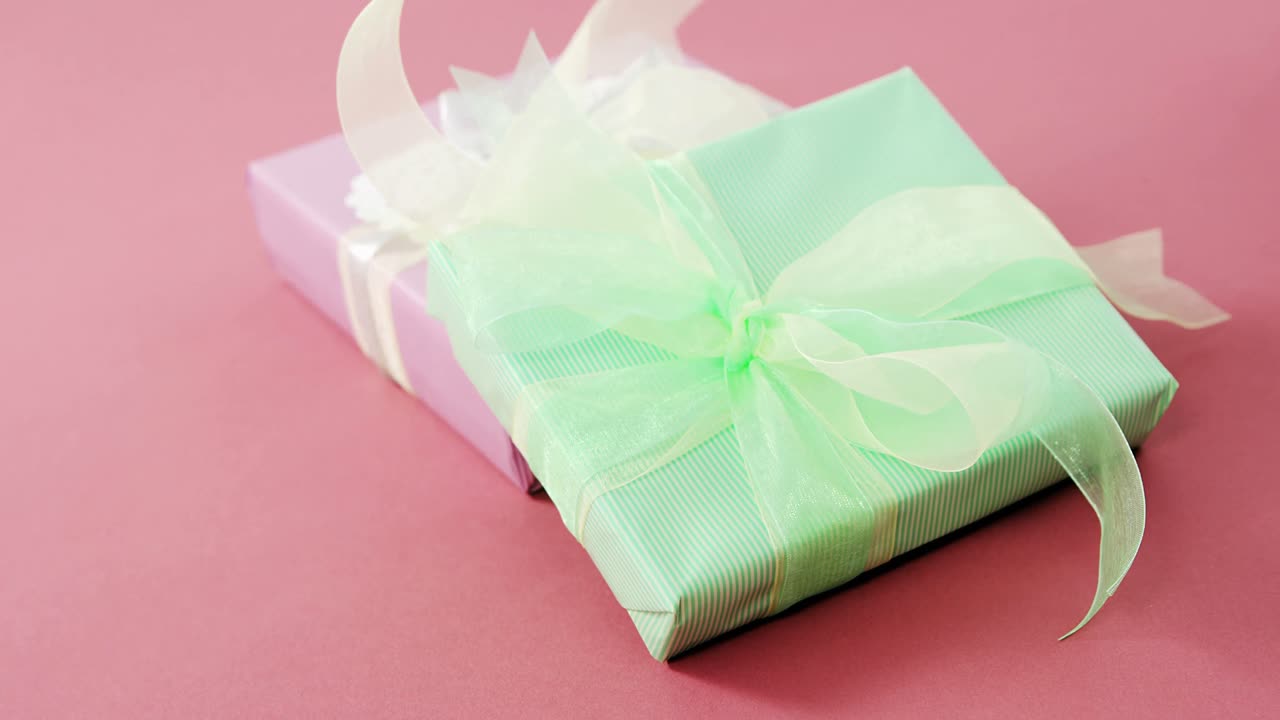 Scatole regalo su sfondo rosa.