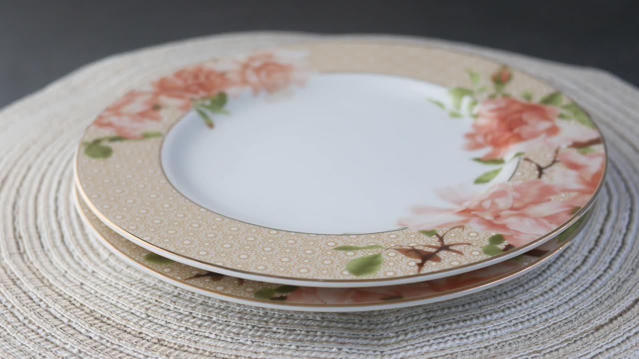 빈 접시를 테이블 위에 놓는 것