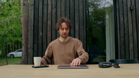 hombre trabajando en una laptop al aire libre