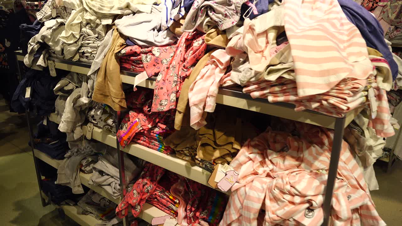 Shopping in Europa. La scelta dei prodotti nell'outlet. Sconti nei negozi d'Europa