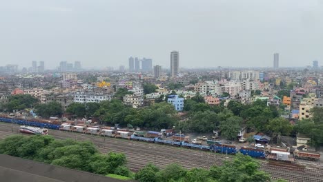 Vista-Aérea-Del-Tren-De-Un-Solo-Motor-Que-Llega-A-La-Estación-De-Tren-Howrah-Junction-En-Calcuta