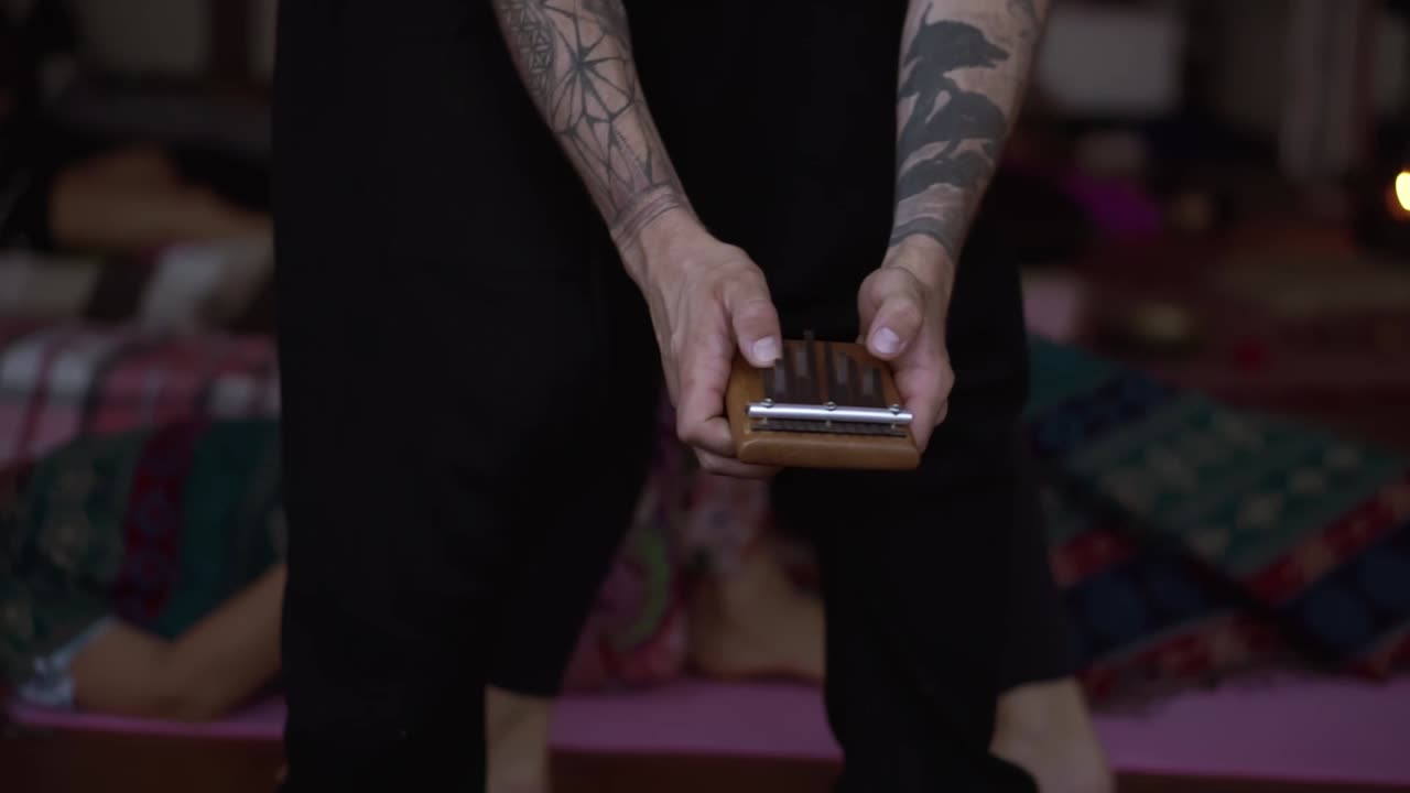 명상 하기 위해 전통적 인 아프리카 음악 악기 인 칼림바 를 연주 하는 인식 할 수 없는 남자