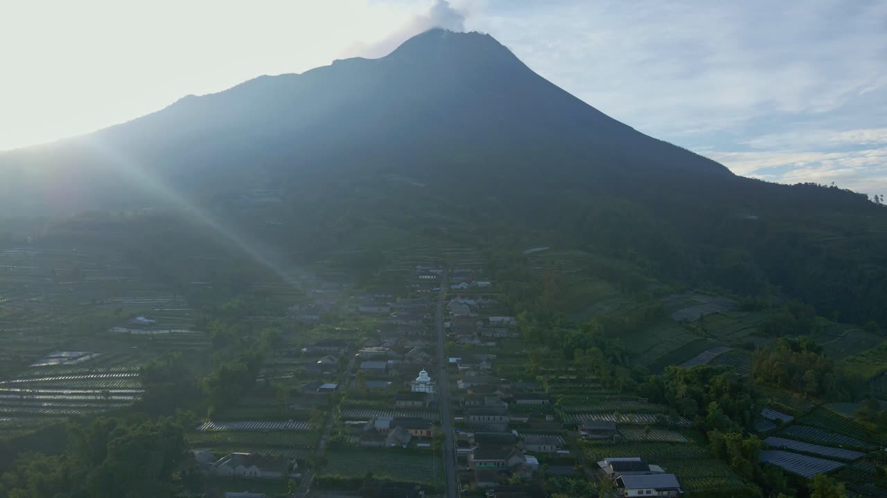 vista aérea del último pueblo en las laderas del volcán merapi