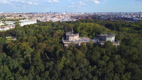 Hermosa-Vista-Aérea-Superior-Vuelo-Torre-Antiaérea-Búnker-Humboldthain-Guerra-Mundial-2,-Berlín-Mitte-Verano-2023