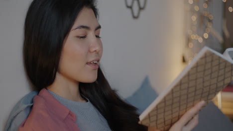 mujer leyendo un libro en casa
