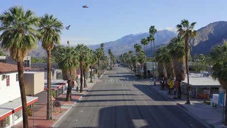 4k-luftaufnahmen von leeren palm springs, kalifornien während der covid-19-pandemie