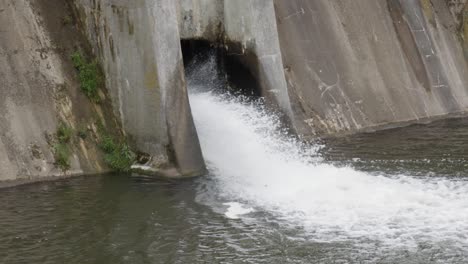 Wasser,-Das-Aus-Der-Entwässerung-Des-Wasserkraftwerks-In-Kolbudy,-Polen,-Austritt