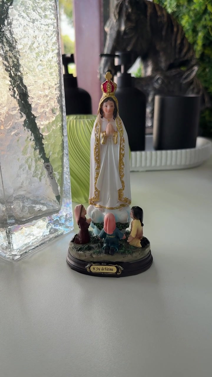 Piccola statua della Madonna di Fatima su un tavolo