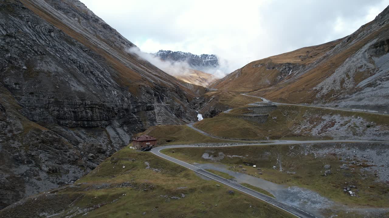volando sobre el paso de stelvio, italia