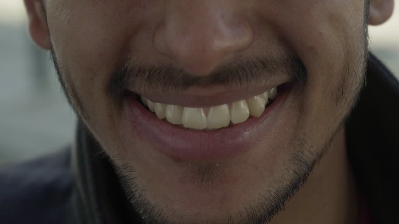 foto recortada de un joven feliz riendo