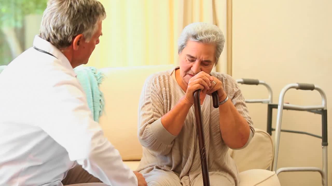 médico visitando a un paciente mayor preocupado