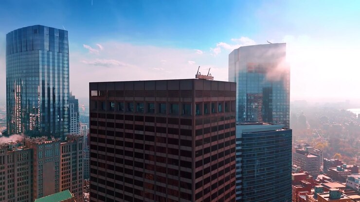 Arranha-céus no centro financeiro de Boston, Massachusetts, EUA. Fumaça sobe do topo das torres. Poluição do ar em uma cidade grande