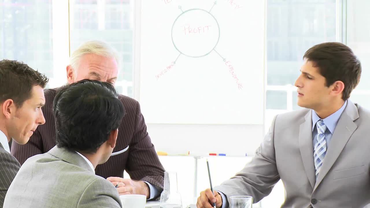 회의 에서 이야기 하는 사업가 들