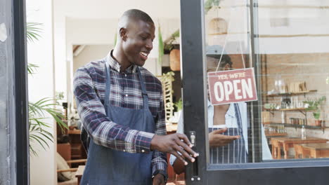 retrato de hombres y mujeres afroamericanos dueños de cafeterías abriendo su tienda, en cámara lenta