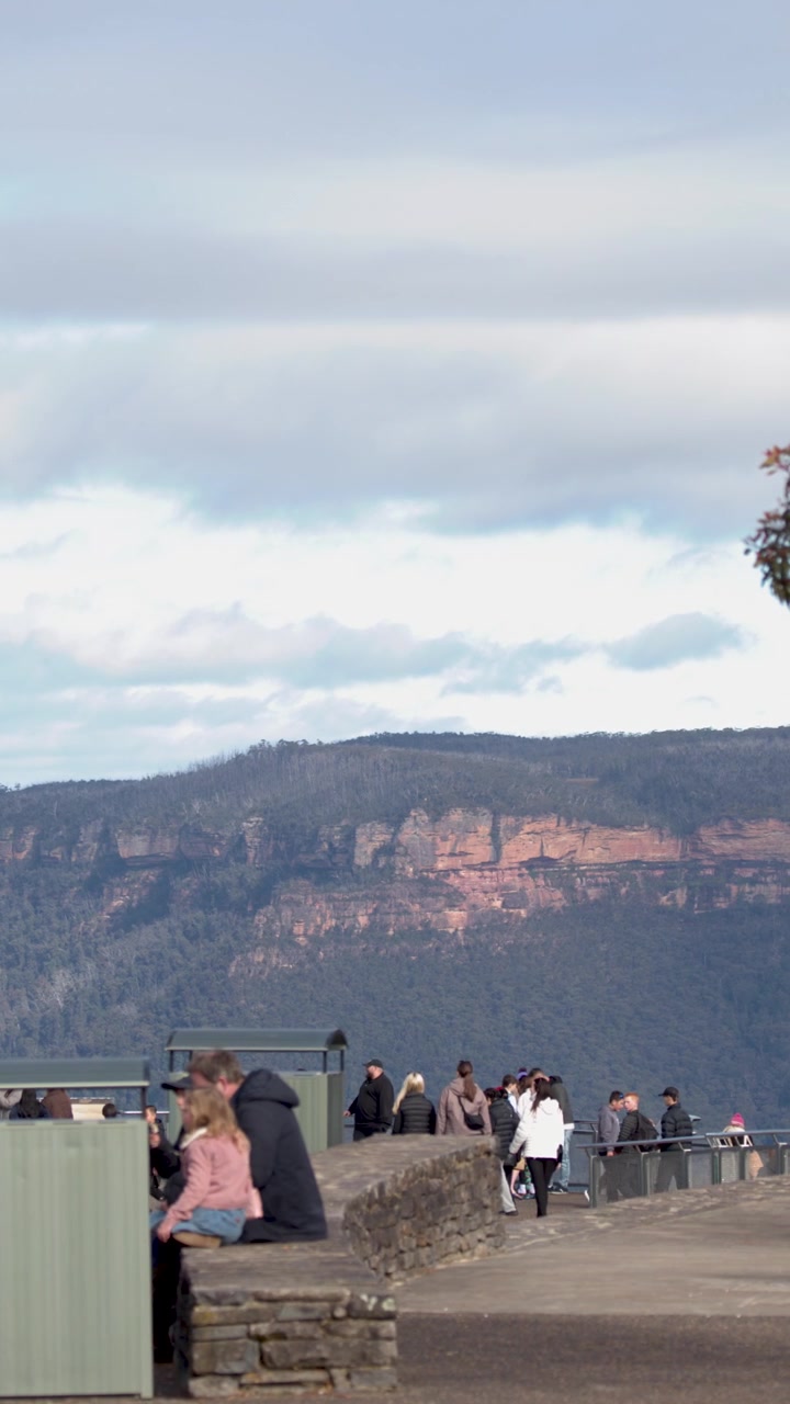 La gente ammira la vasta Jamison Valley dal belvedere di Echo Point a Katoomba, Australia.