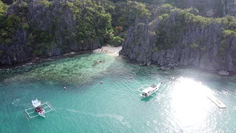 Barcos-Turísticos-De-Isla-En-Isla-En-Una-Pequeña-Laguna-Tropical,-El-Nido---Filipinas