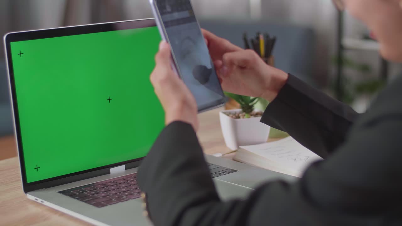 mujer usando portátil y tableta