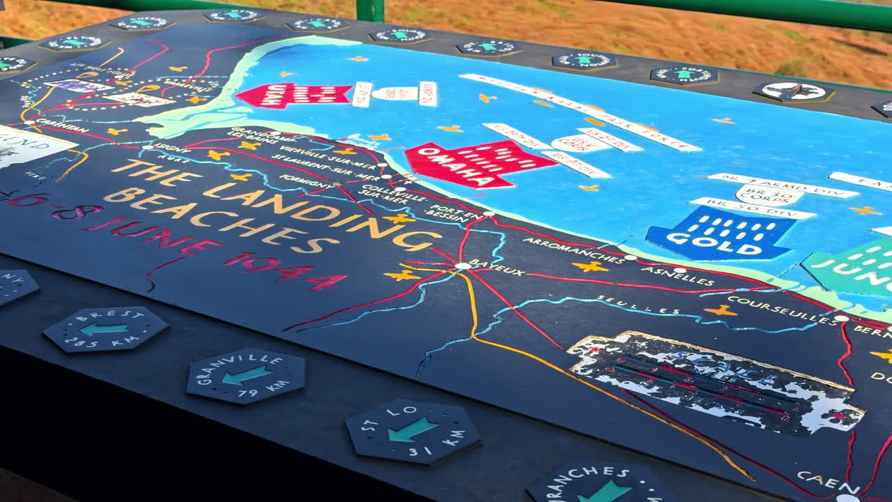 Mapa Memorial com vista para a Praia de Omaha em Colleville-sur-Mer, França, detalhando as Praias de Desembarque do Dia D. Ângulo alto, tomada panorâmica.