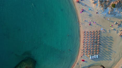 Fliegen-über-Dem-Kristallklaren-Türkisfarbenen-Wasser-Des-Strandes-Von-Punta-Molentis,-Sardinien