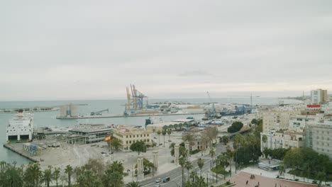 Tranquilo-Puerto-Internacional-De-Málaga-Y-Puerto-Marítimo-Con-Cielo-Gris-Nublado,-Tiro-Estático