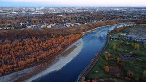 Una-Vista-De-Drone-De-Los-Naranjos,-El-Río-Bow-Y-Un-Campo-De-Golf-En-Calgary