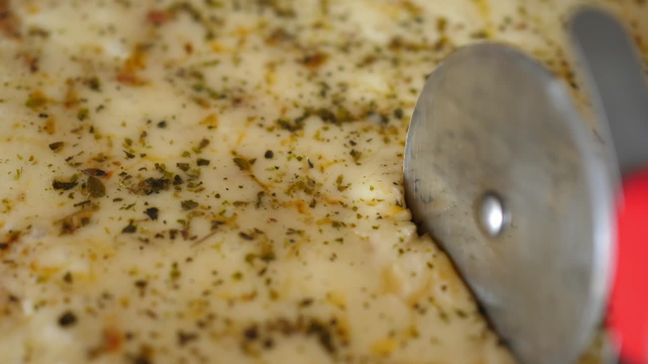 cortar la pizza de queso margarita con un cuchillo redondo para cortar la pizza