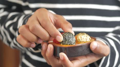 Niño-Escoge-A-Mano-Un-Caramelo-De-Chocolate-De-Una-Caja,