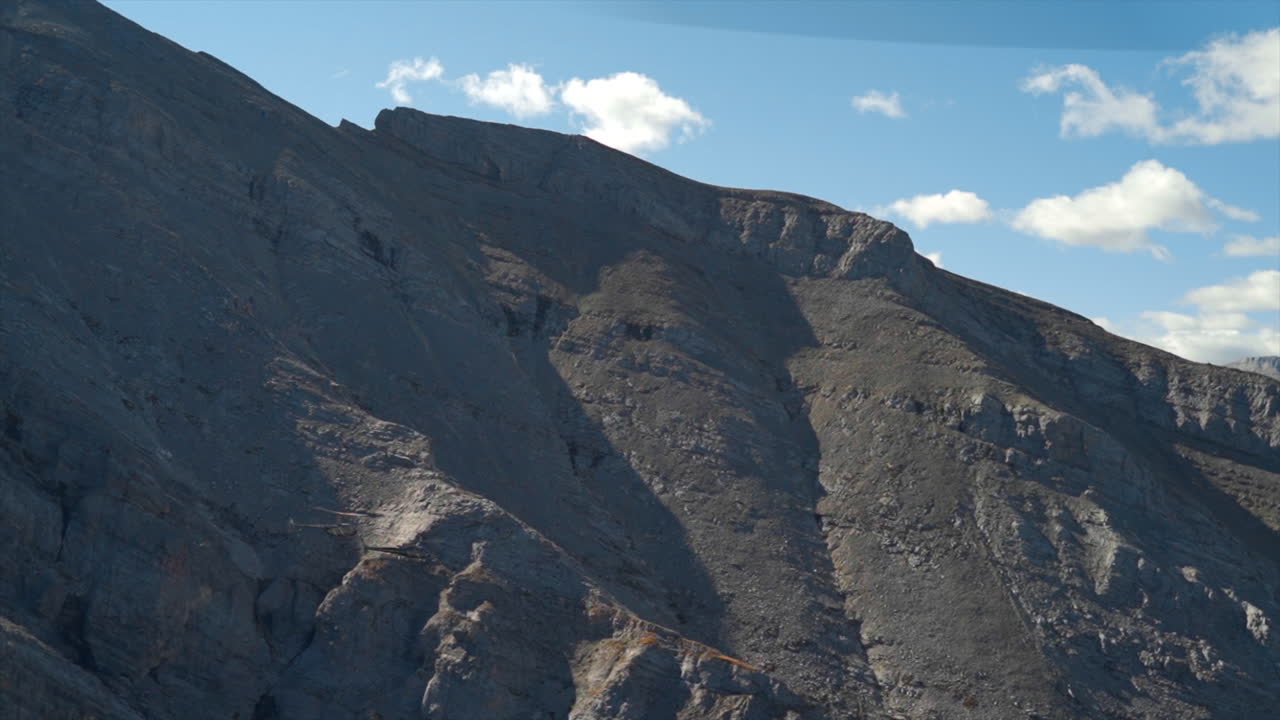 un emocionante recorrido en helicóptero por las montañas rocosas canadienses, impresionantes vistas aéreas de picos nevados, glaciares, ríos y bosques