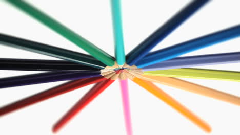 lápices de color en rotación