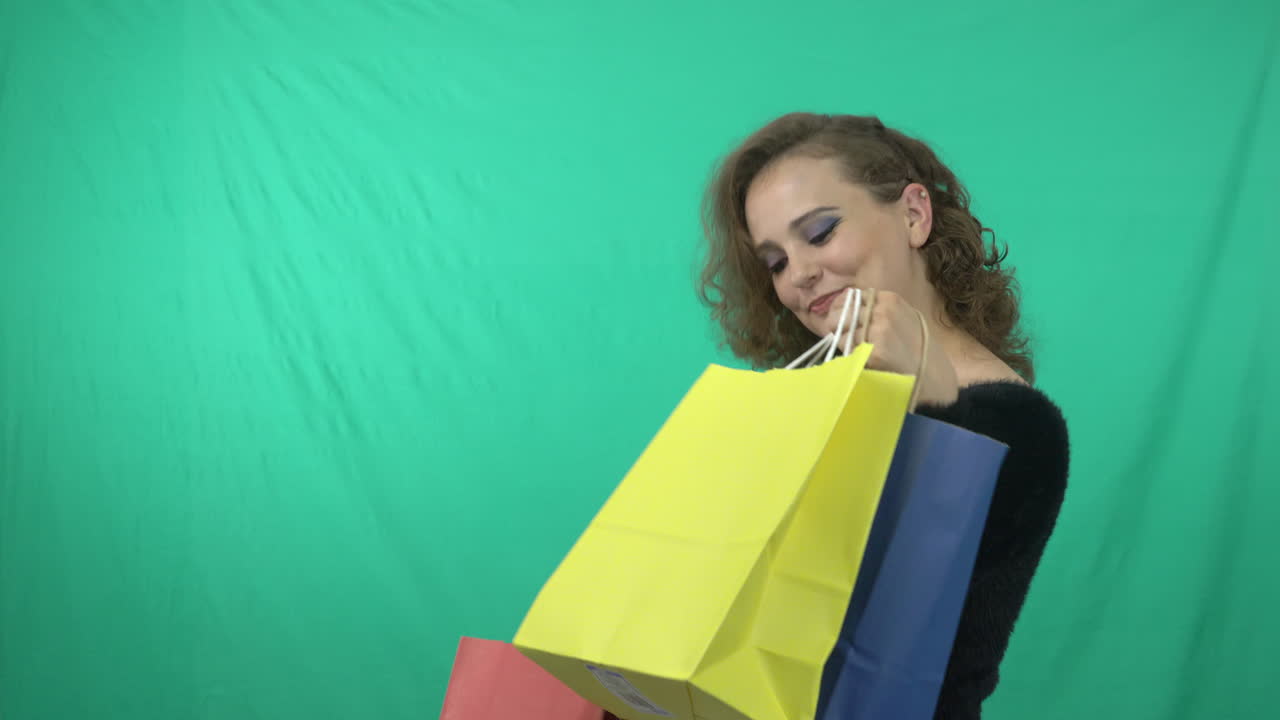 señora feliz acaba de ir de compras - midshot