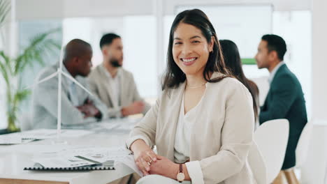 Portrait-of-woman,-smile-in-office