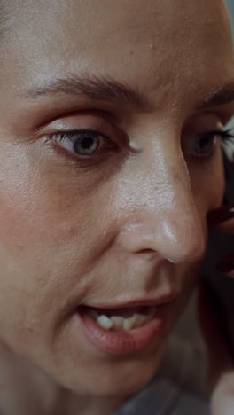 mujer hablando por telefono