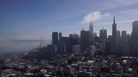 Día-Del-Puente-De-La-Bahía-Del-Distrito-Financiero-De-San-Francisco-Timelapse-Brumoso-4k