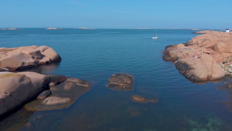 Die-Wunderbare-Landschaft-Des-Blauen-Ruhigen-Ozeans-An-Einem-Atemberaubenden-Ort-In-Schweden---Luftaufnahme