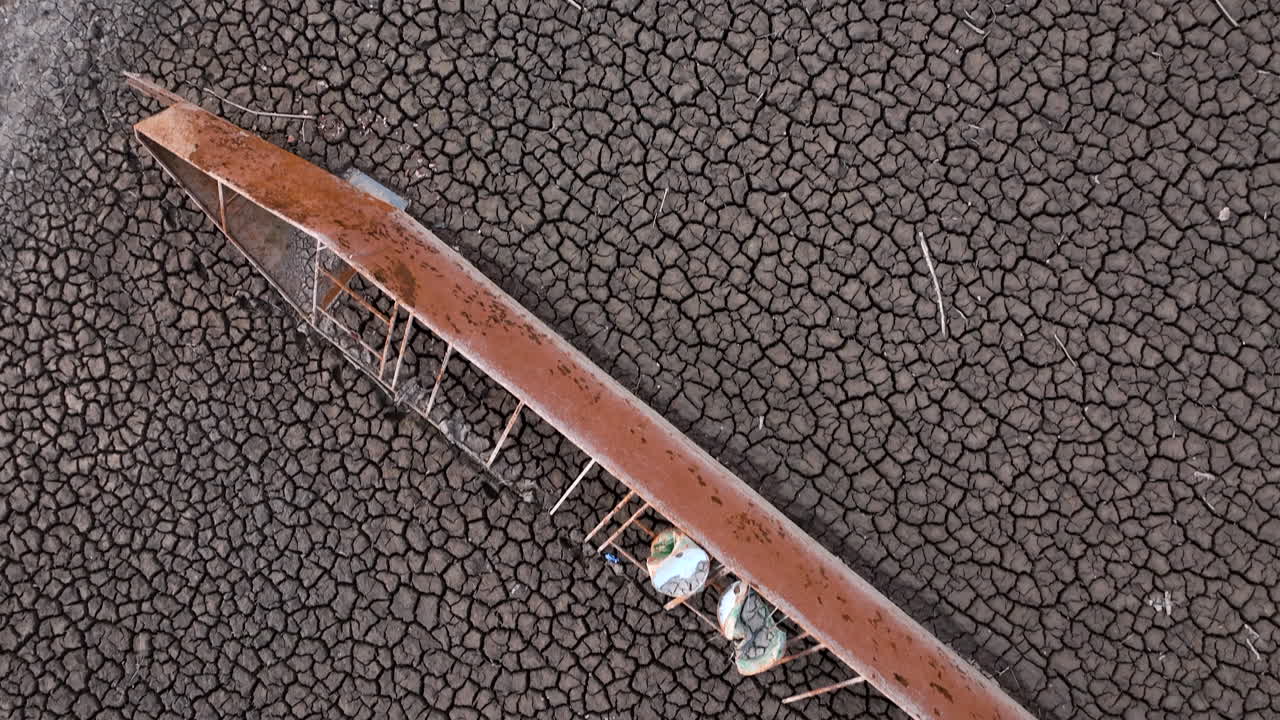 스페인 카탈로니아 의 소우 습지 의 건조 한 호수 연안 에 있는 균열 된 토양 땅 에 배 가 침몰 한 것