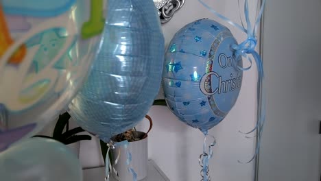 Toma-Estática-De-Globos-De-Bautizo-De-Color-Azul-Brillante-Con-Texto-Plateado-Y-Cintas-Rizadas-Para-Una-Celebración-Especial.