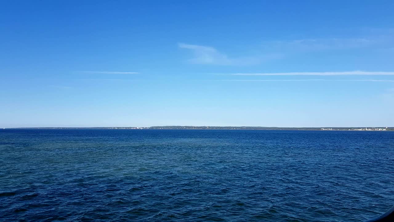 바다와 하늘의 구름의 풍경. 바다 위의 은 날씨에 구름과 함께 파란 하늘.