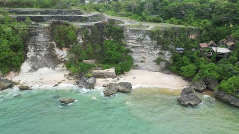 Una-Playa-Aislada-Y-Escondida-En-El-Sur-De-Bali-En-Una-Mañana-Nublada,-Aérea