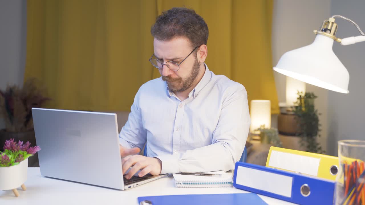 retrato ambicioso y determinado de un hombre que trabaja desde casa.
