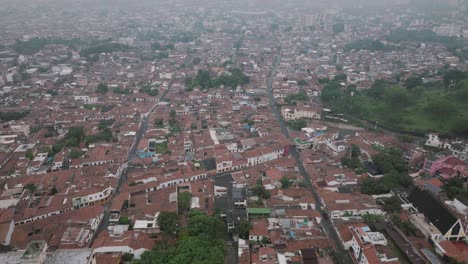 Sobrevuelo-Aéreo-Lento-En-Una-Mañana-Nublada-En-Cali,-Colombia