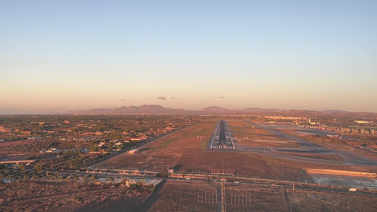 Breathtaking real time approach to land in Alicante&rsquo;s airport, Spain, as seen by he pilots