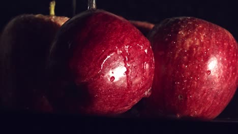 Wassertropfen-Spritzen-In-Zeitlupe-Auf-Rote-Äpfel-1