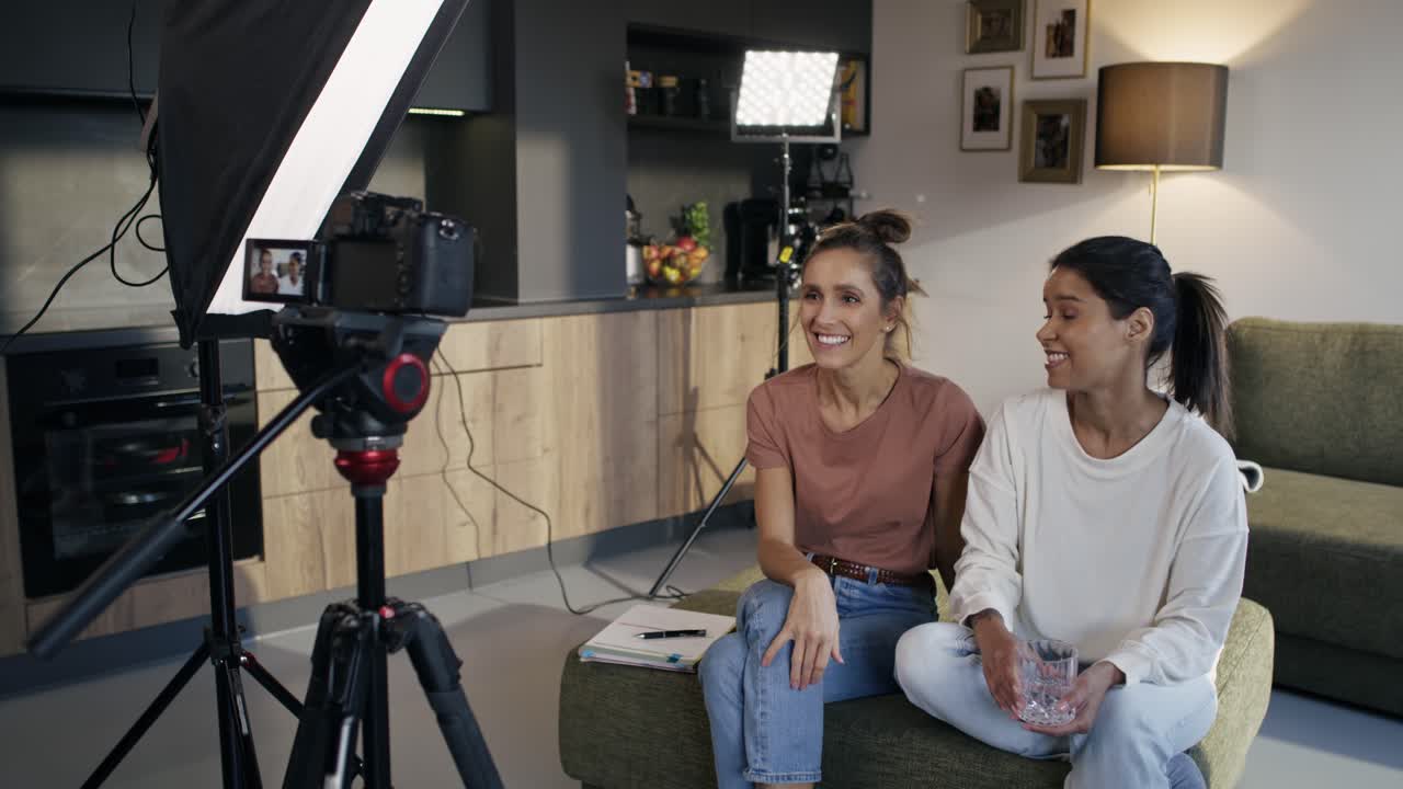 Donne che iniziano a girare un film da casa.
