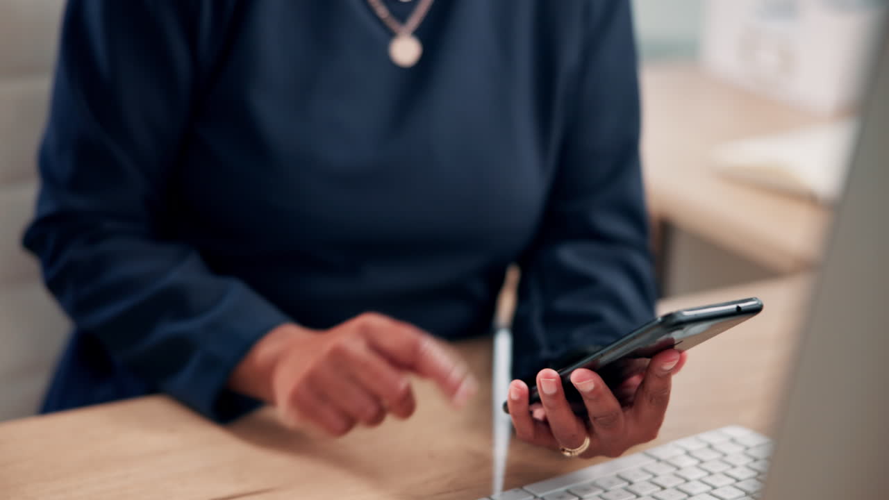 mujer de negocios en una llamada telefónica