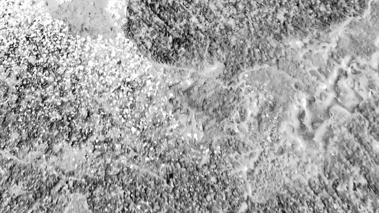 Acqua Monocromatica Astratta che Scorre su Superficie Testurizzata