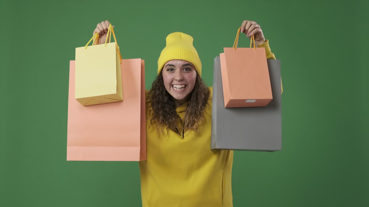 mujer con bolsas de compras en sus manos