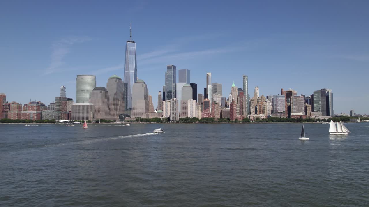 허드슨 강에 있는 보트 위로 맨해튼 스카이라인을 향해, 미국 뉴욕의 햇살 가득한 낮은, 상승, 드론 샷