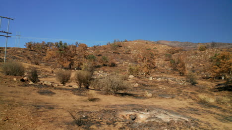 tierra quemada por incendios forestales en la zona de la montaña roja del sur de california - empujar hacia adelante vista aérea