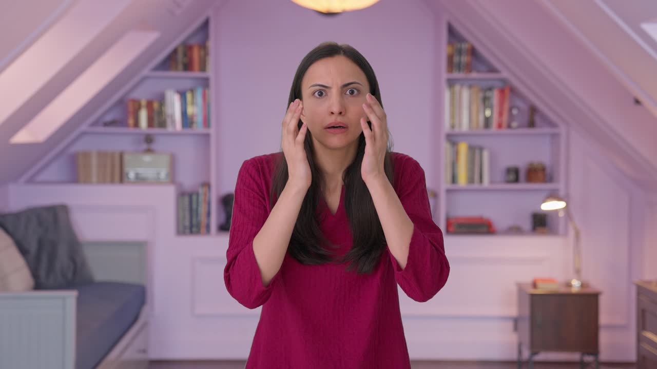 una mujer india estresada recibe una noticia impactante.